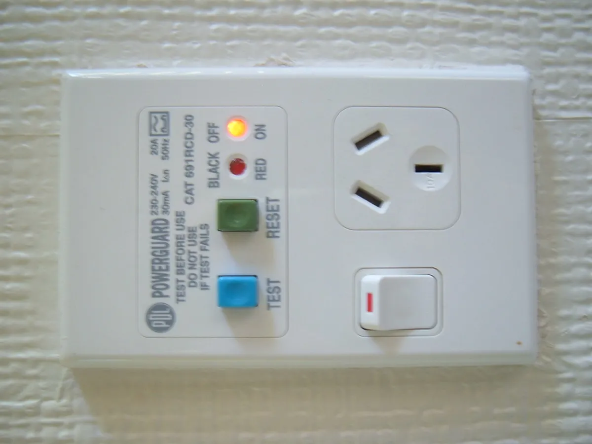 Wall power point with built-in safety switch